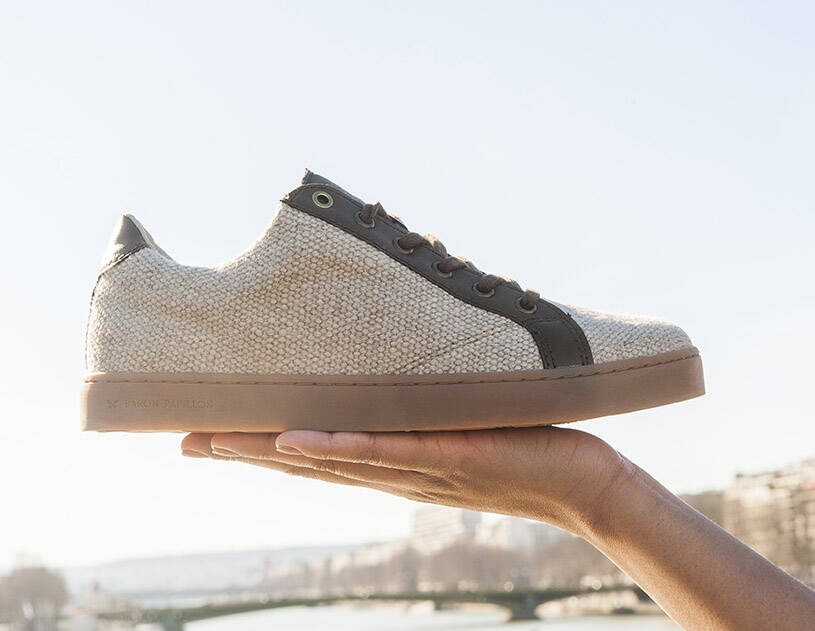 La solution au problème Chez Baron Papillon, nous demeurons dans une constante obsession pour proposer le meilleur pour nos sneakers, et nous sommes intransigeants là-dessus. Nous avons recherché une alternative au cuir tout en voulant garder le meilleur de ses propriétés : la souplesse et la durabilité. Plusieurs tests ont été réalisés au porter sur la base de matières “naturelles” : ananas, raisin... À notre grande déception, ils ne se sont pas révélés concluants ni en termes de confort, ni de résis