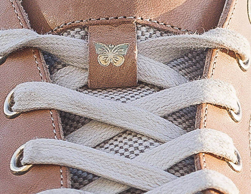 Un papillon ton sur ton